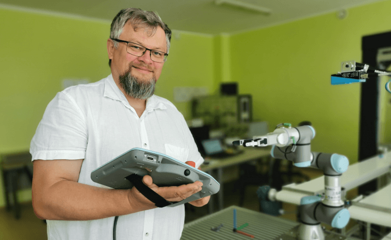 Panevėžio kolegijos ir Techvitas bendradarbiavimo rezultatas – naujas pramoninių robotų kompleksas